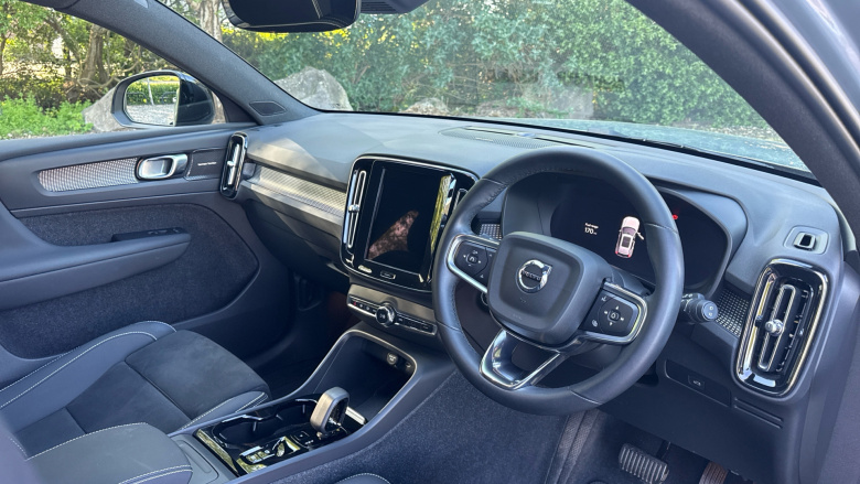 Volvo XC40 2.0 B4P Ultimate Dark 5dr Auto Petrol Estate
